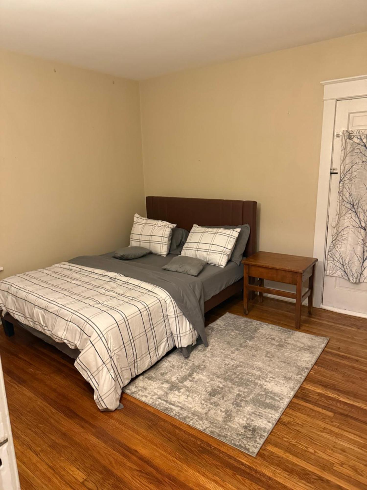 Gorgeous 3 Bedroom Upper Unit * Buffalo