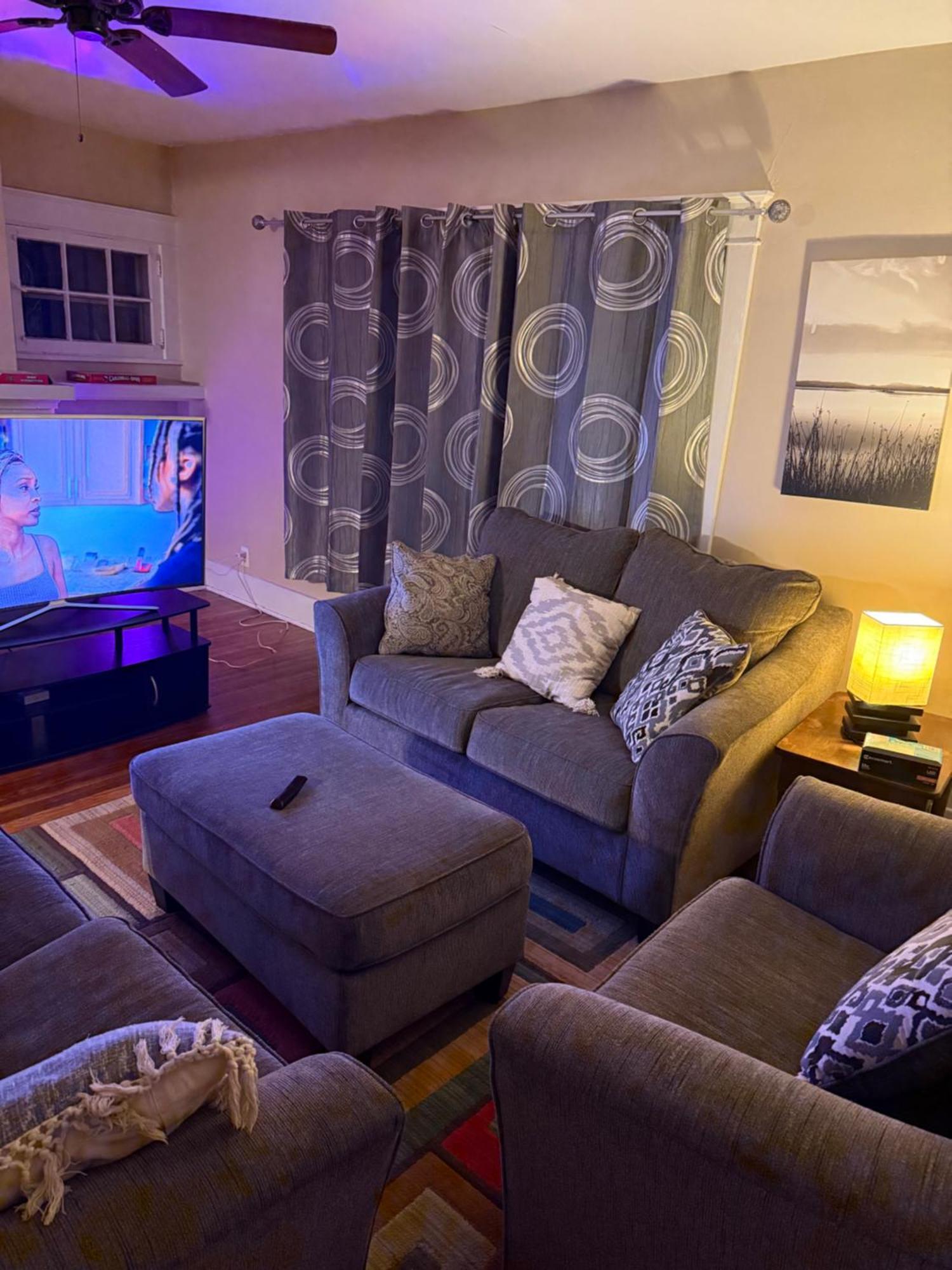 Gorgeous 3 Bedroom Upper Unit Holiday home *